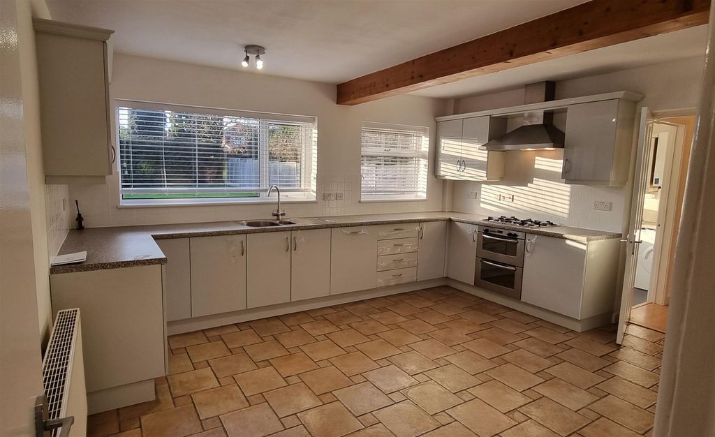 Property photo 2 of 25 Kitchen Breakfast