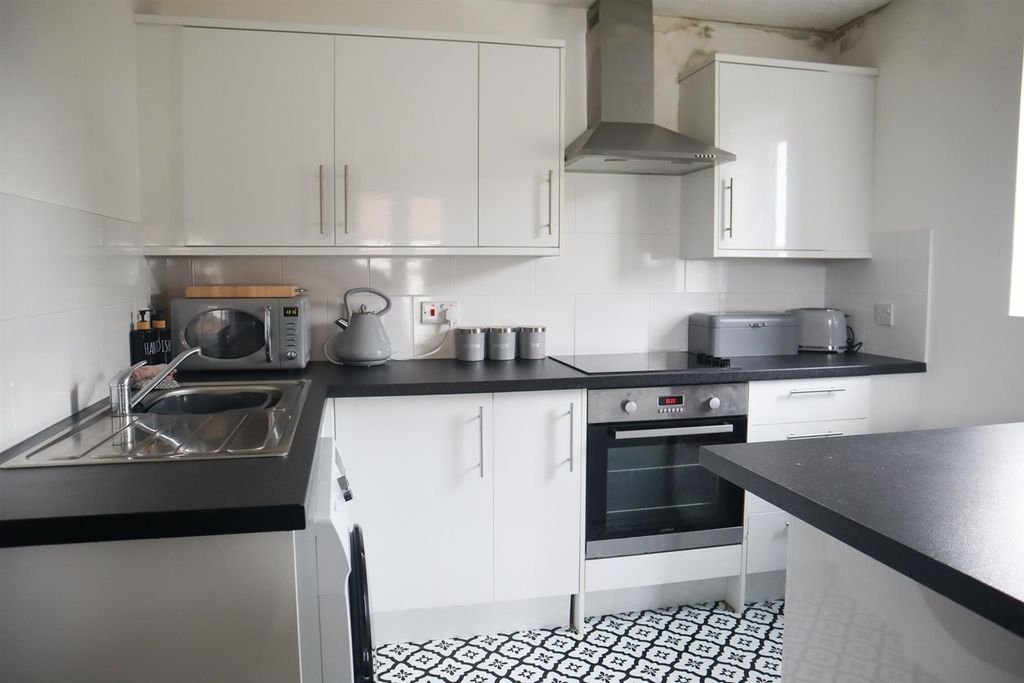 Property photo 3 of 10 Kitchen Photo 2