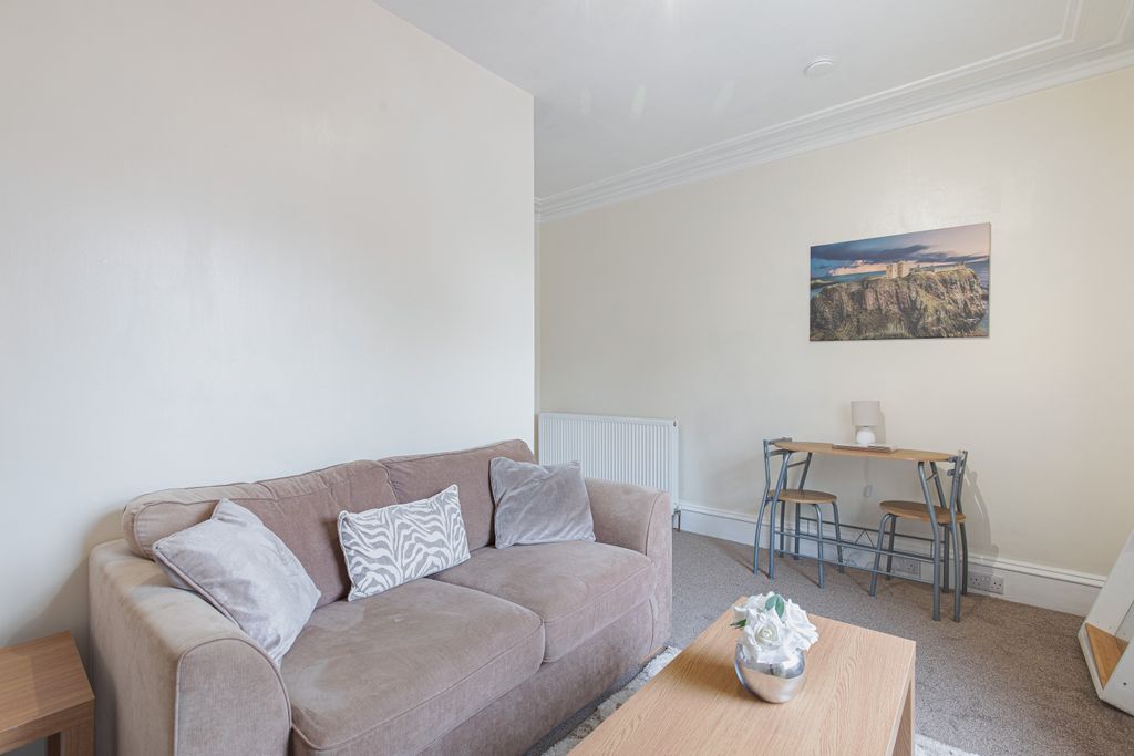 Property photo 1 of 10 Living2