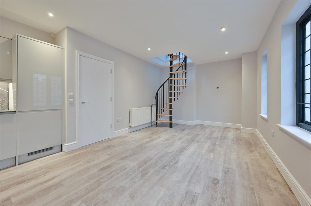 Property photo 1 of 13 Flat 1 70 High St-67.Jpg