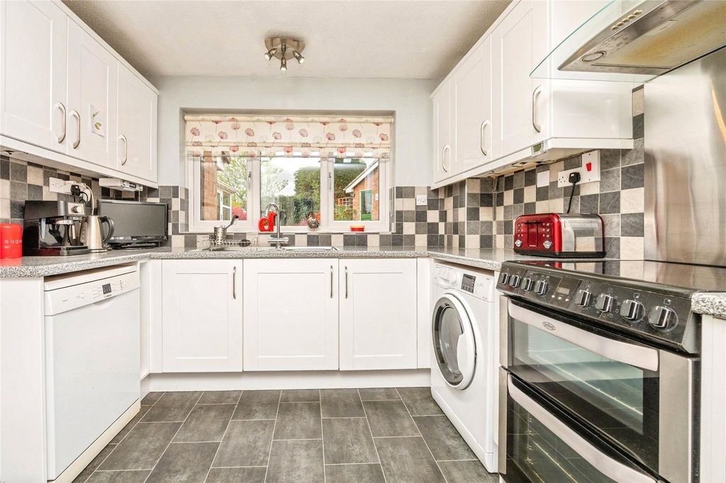 Property photo 3 of 19 Kitchen