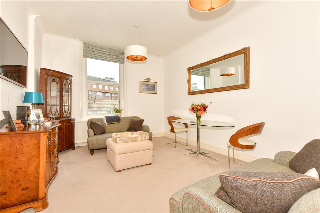 Property photo 3 of 9 Lounge