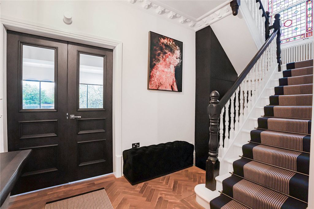 Property photo 3 of 22 Entrance Hall