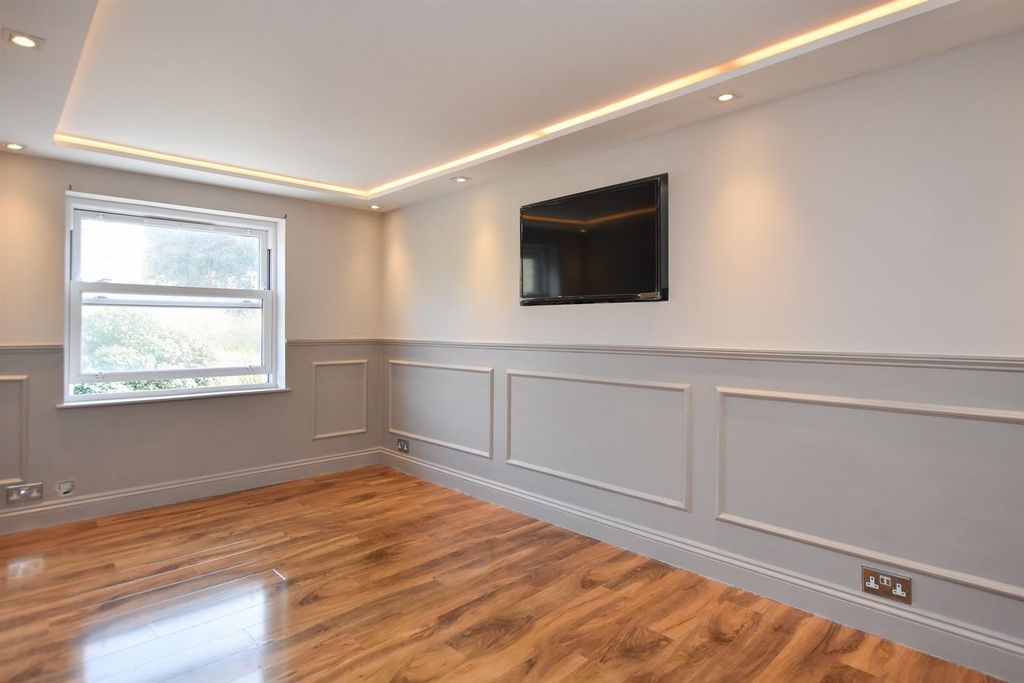 Property photo 1 of 11 Living Room