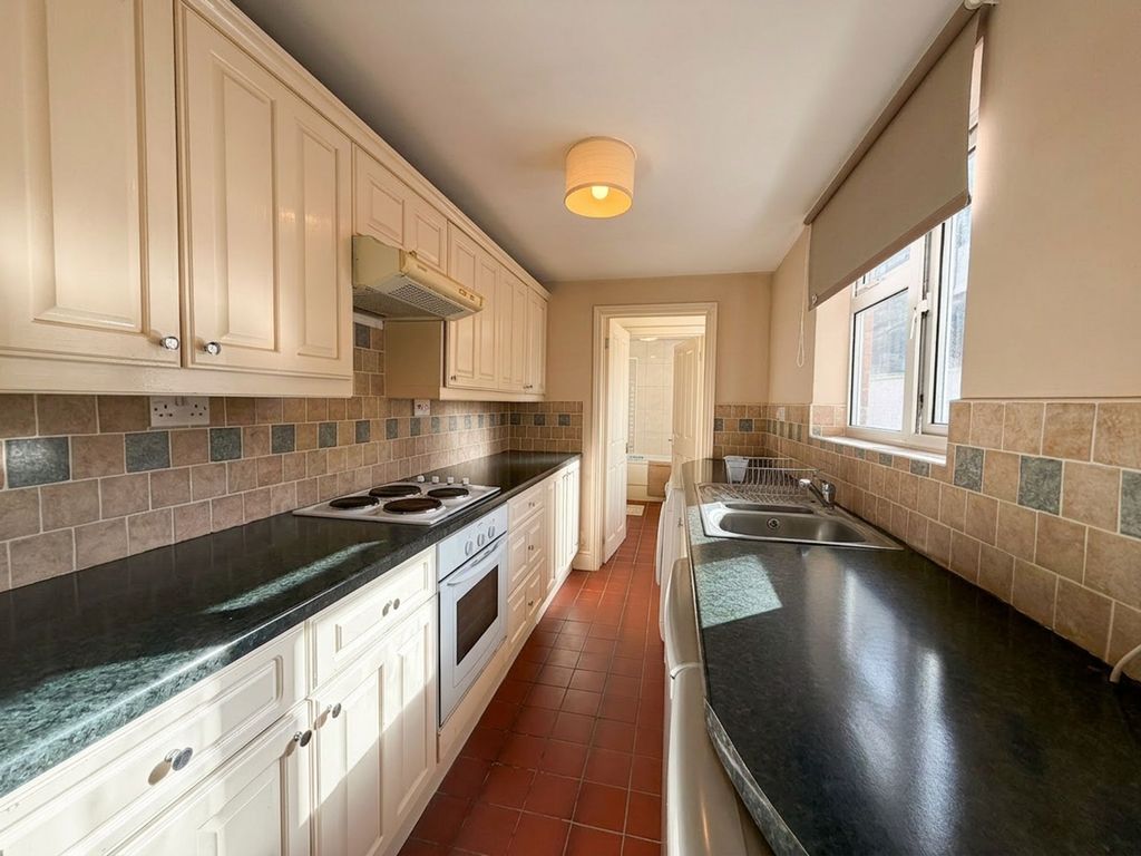 Property photo 3 of 10 Kitchen