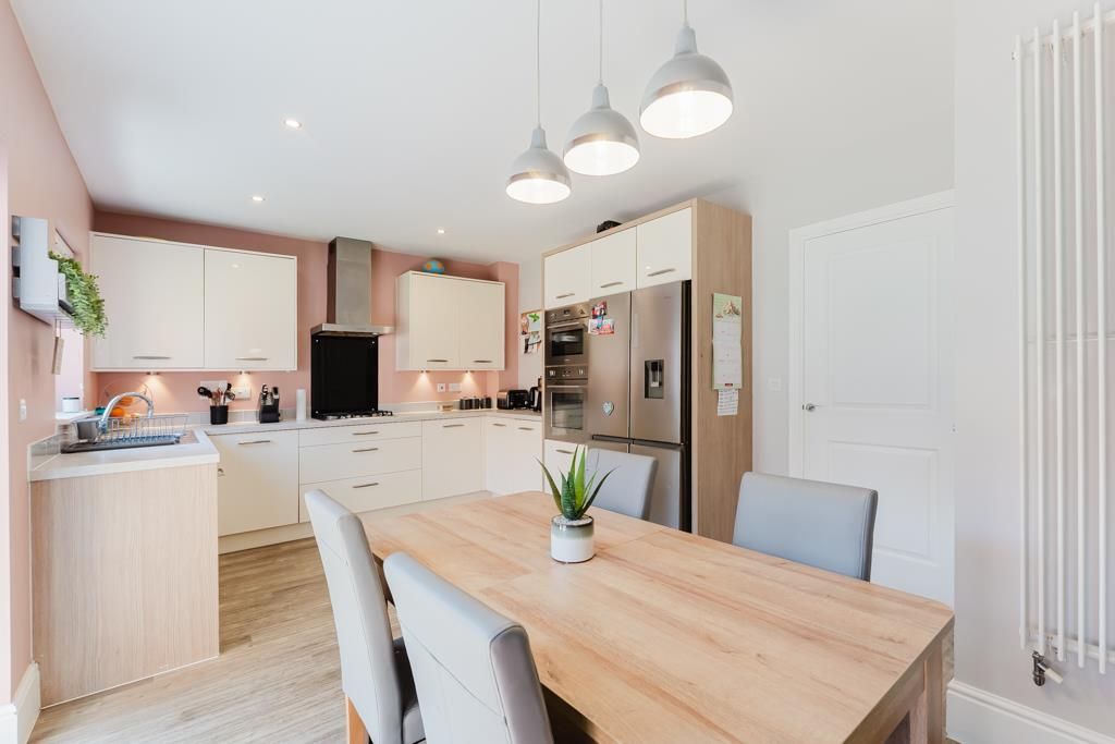 Property photo 3 of 25 43 Manor Road, Barton Seagrave (7 Of 25).Jpg