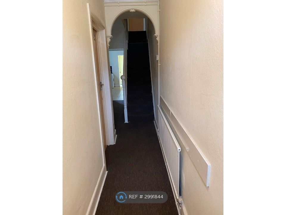 Property photo 2 of 14 Hallway
