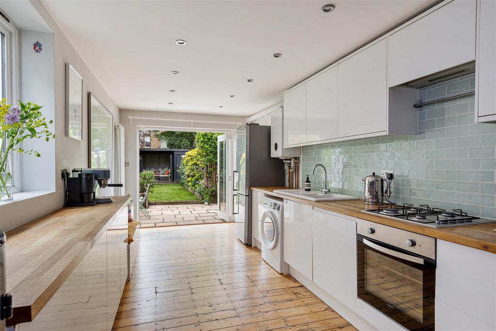 Property photo 3 of 40 Spruce Hills Road, E17
