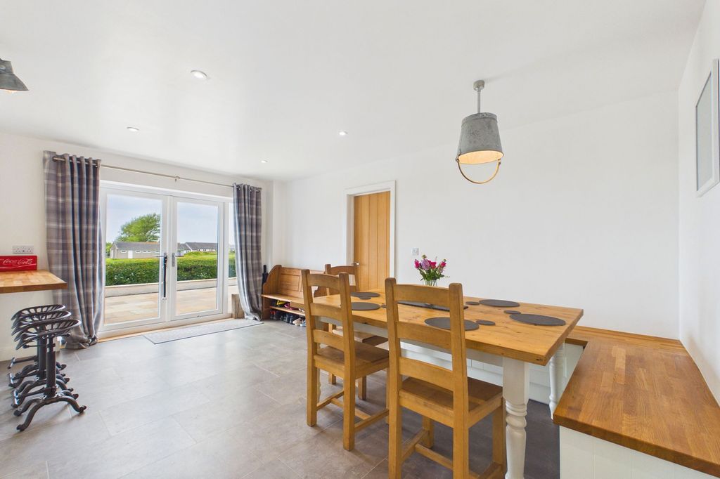 4 bed detached bungalow for saleThorntrees Drive, Thornhill CA22 photo 4