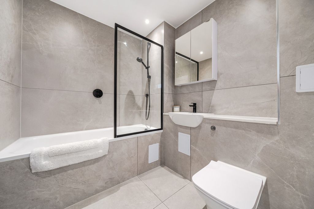 Property photo 3 of 11 Bathroom