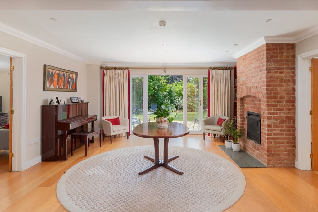 Property photo 3 of 17 Entrance Hall