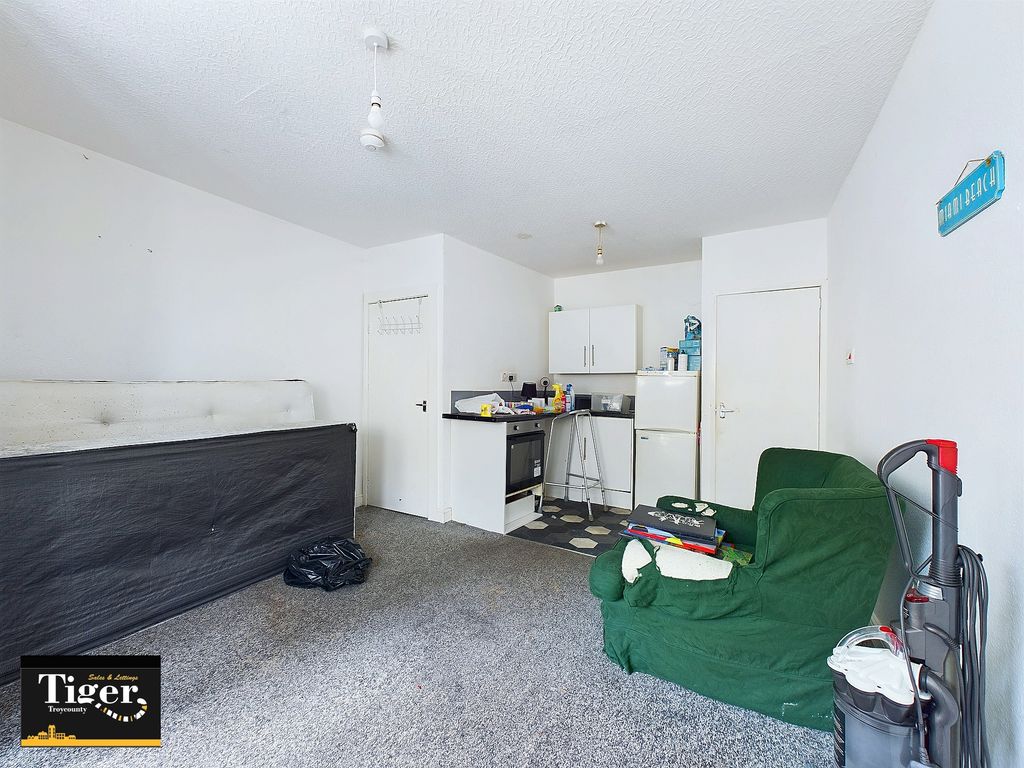 Property photo 2 of 12 Cam03440G0-Pr0217-Still002