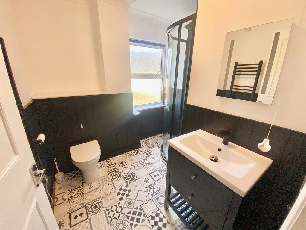 Property photo 2 of 9 Bathroom