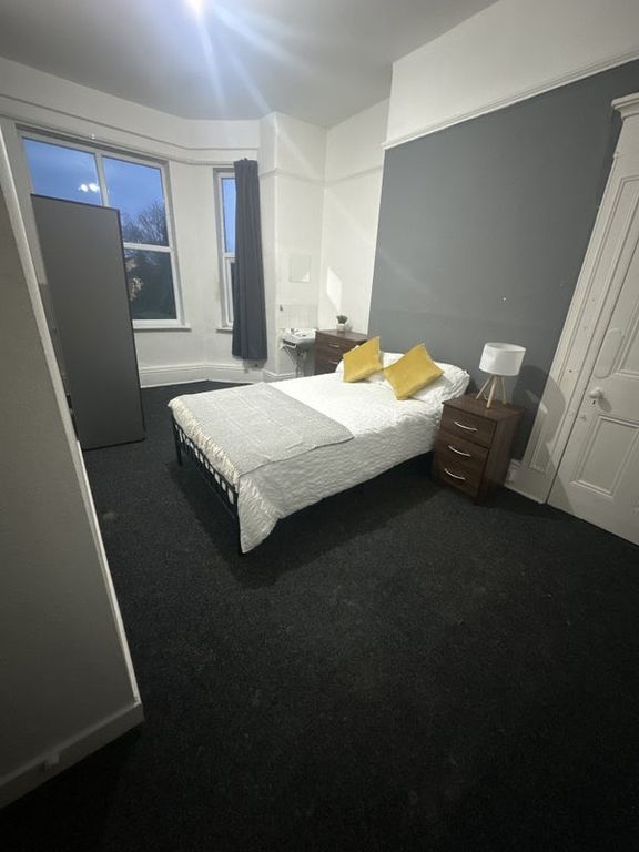 Property photo 1 of 9 Bright, Well-Presented Double Bedroom With A Comfy...