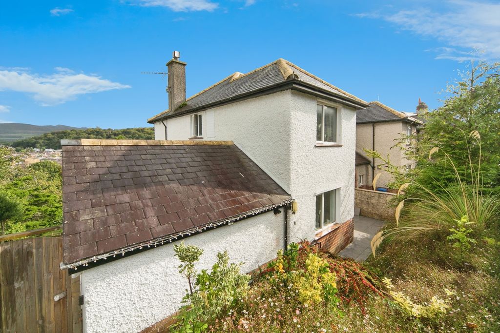 Property photo 2 of 17 Photo