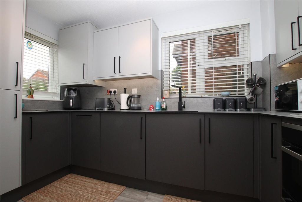 Property photo 3 of 9 Kitchen.Jpg
