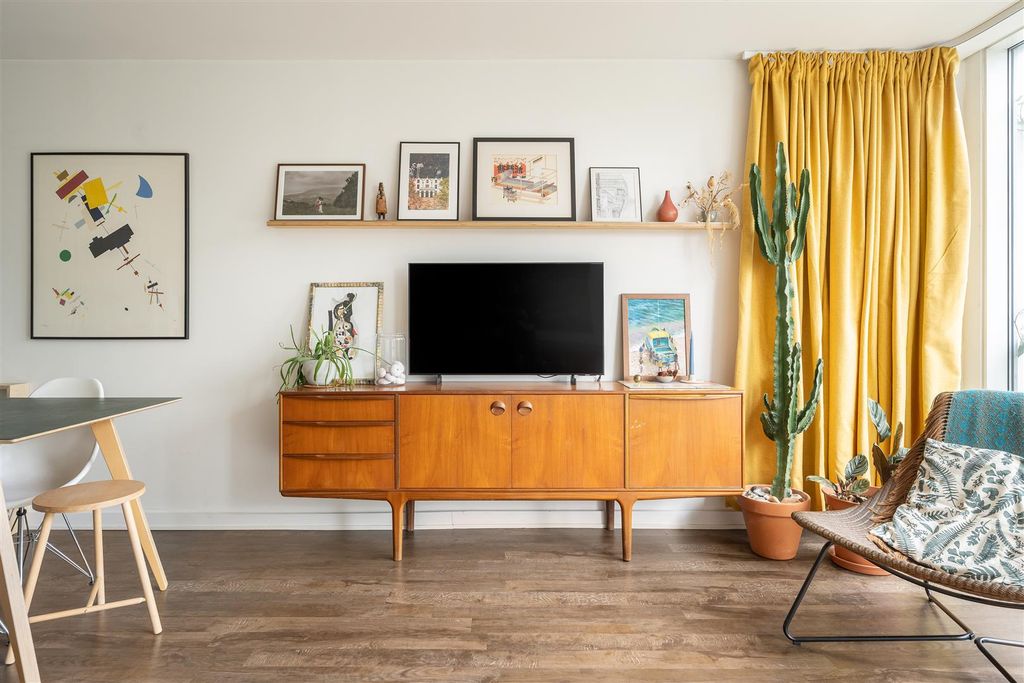 Property photo 3 of 12 Palmers Road, E2