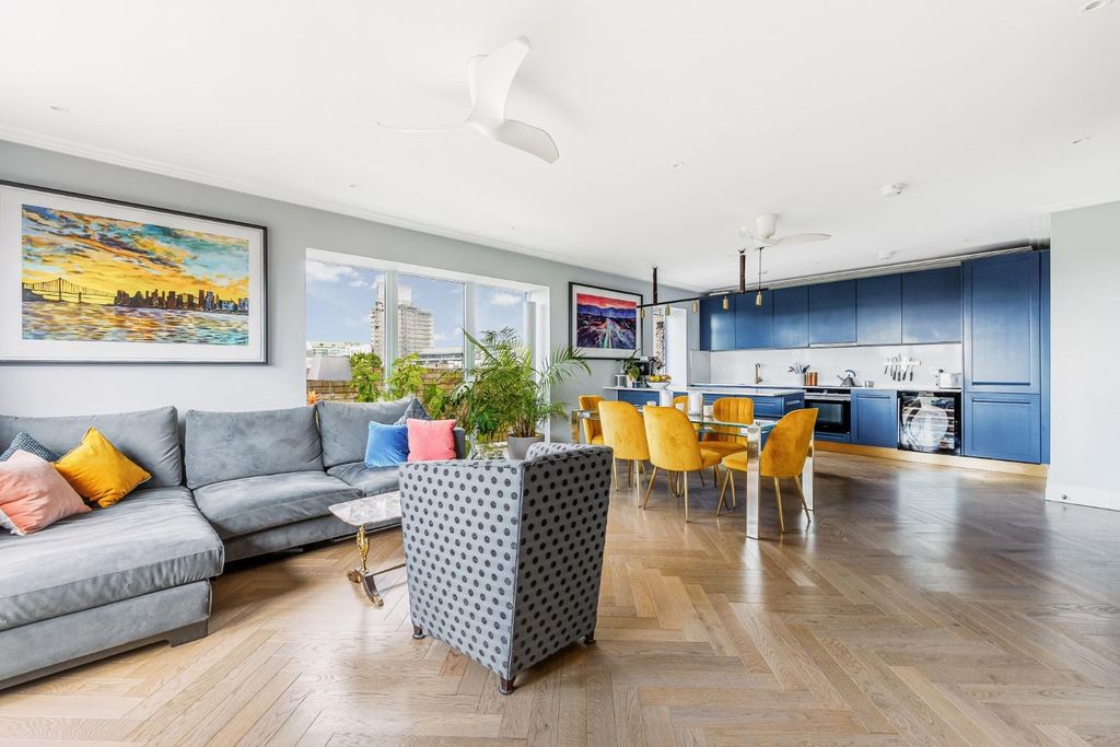 Property photo 3 of 17 23 Chapman House-2.Jpg