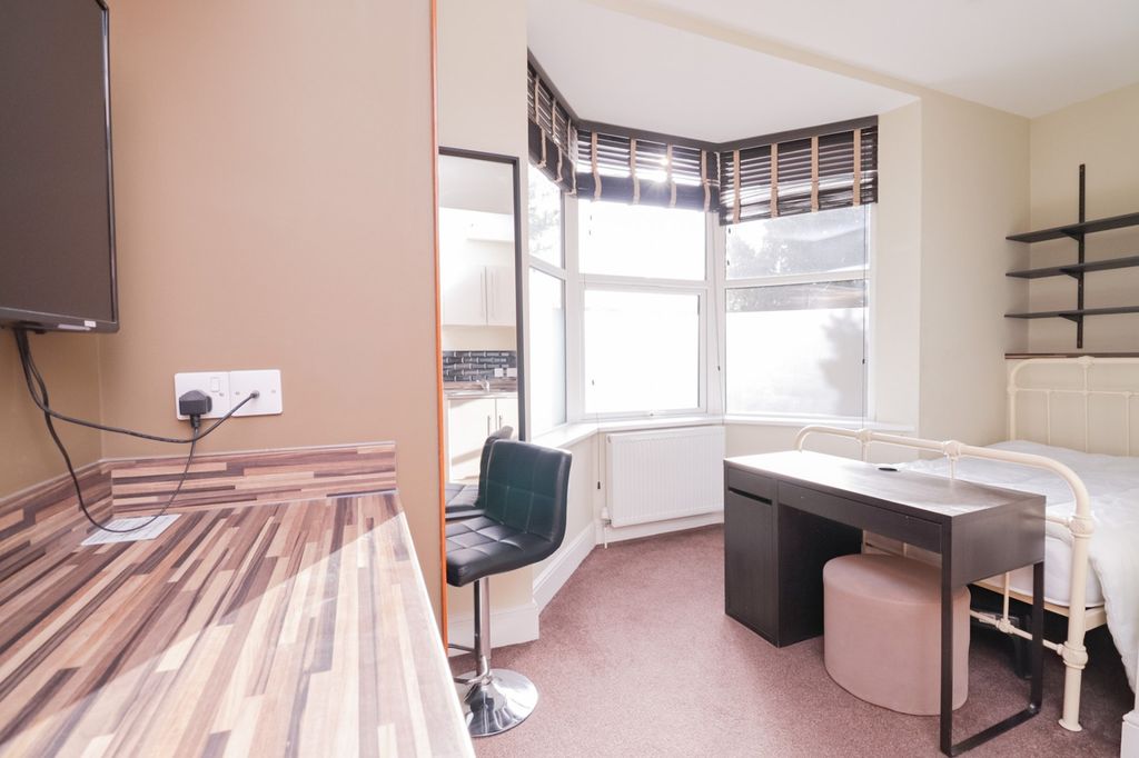 Property photo 3 of 5 A Bright And Inviting Double Bedroom Featuring A S...