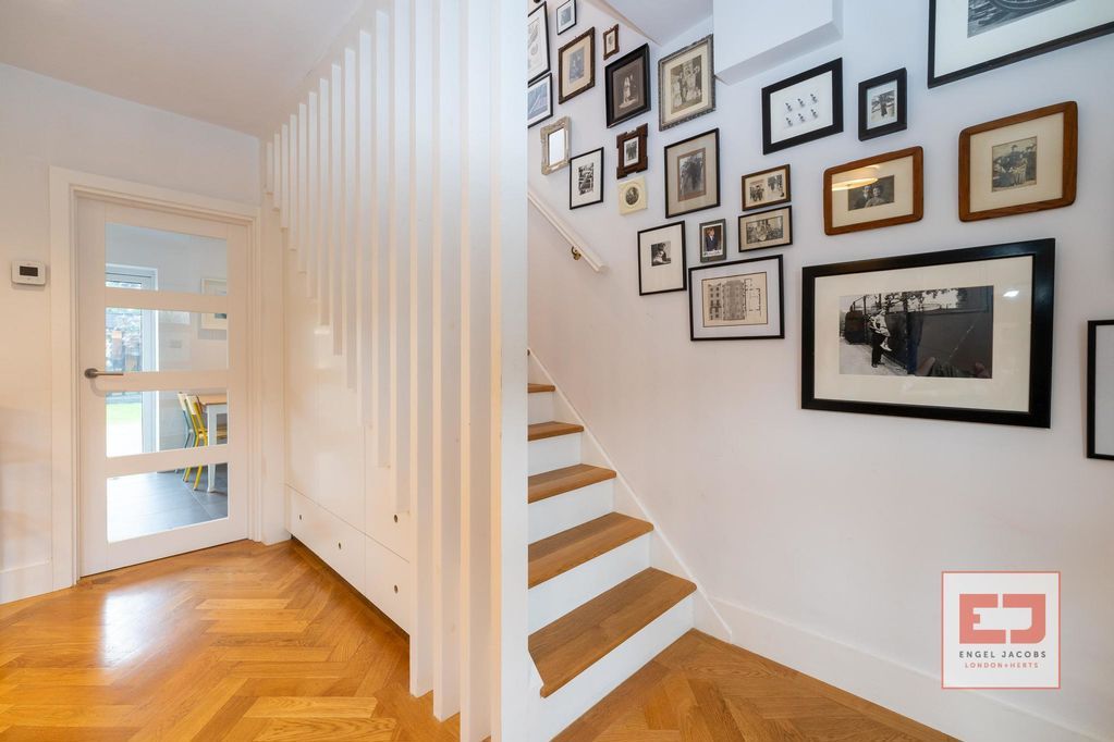 Property photo 2 of 20 Entrance Hall