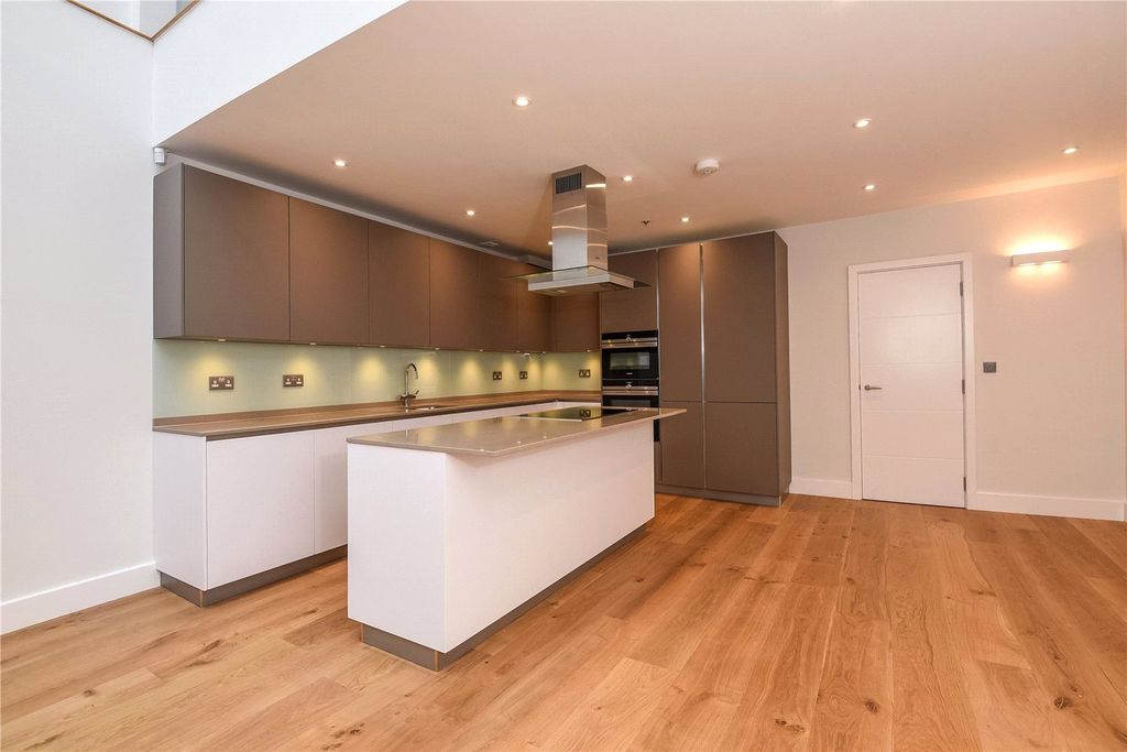 Property photo 3 of 9 Kitchen