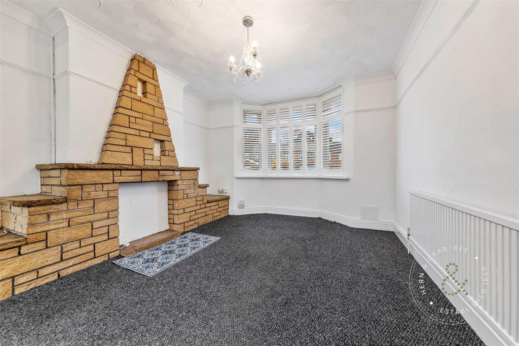 Property photo 2 of 32 Lansdowne-Road-17.Jpg