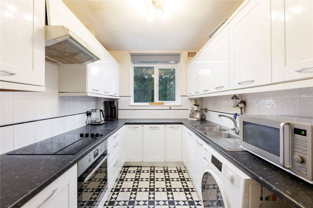 Property photo 2 of 8 Picture No. 11