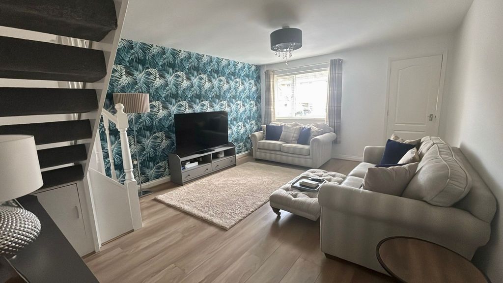 Property photo 3 of 12 Lounge2