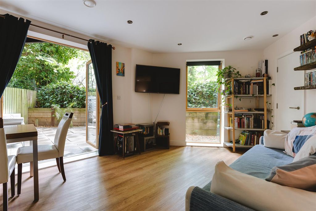 Property photo 2 of 18 Upper Clapton Road-16.Jpg