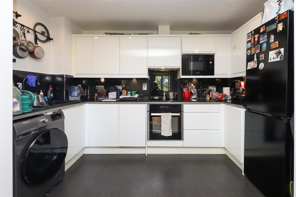 Property photo 3 of 11 Kitchen