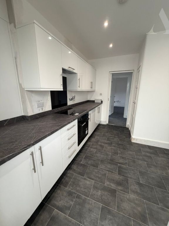 Property photo 2 of 16 33 Boyne Road Kitchen. x 3.Jpeg