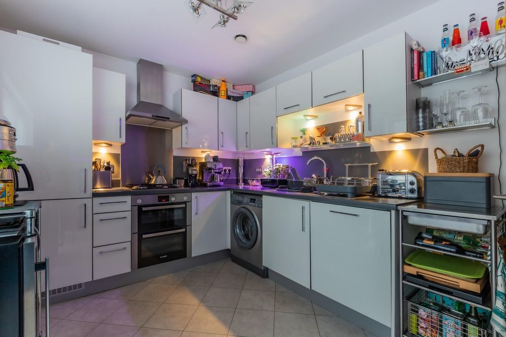 Property photo 2 of 25 Kitchen