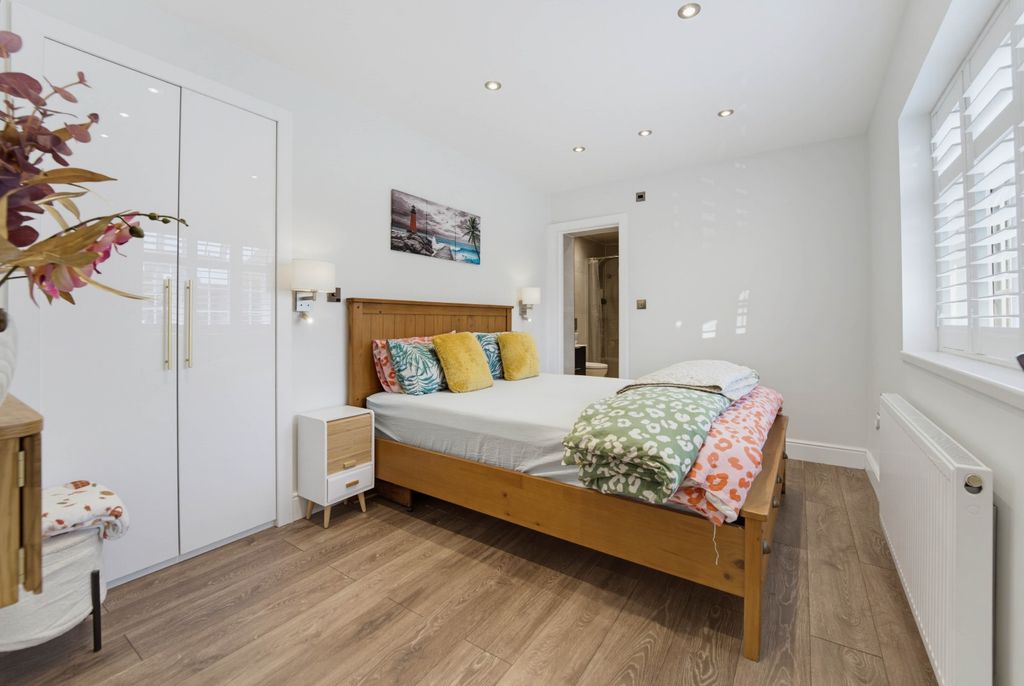 Property photo 3 of 17 5290146