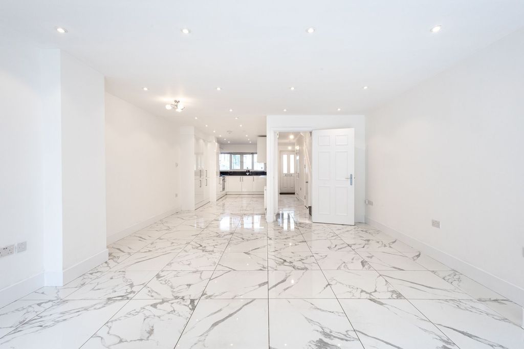 Property photo 3 of 20 Livingroom