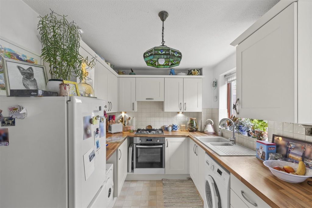 Property photo 3 of 14 10 Portway Drive, Hp12 4Au-8.Jpg
