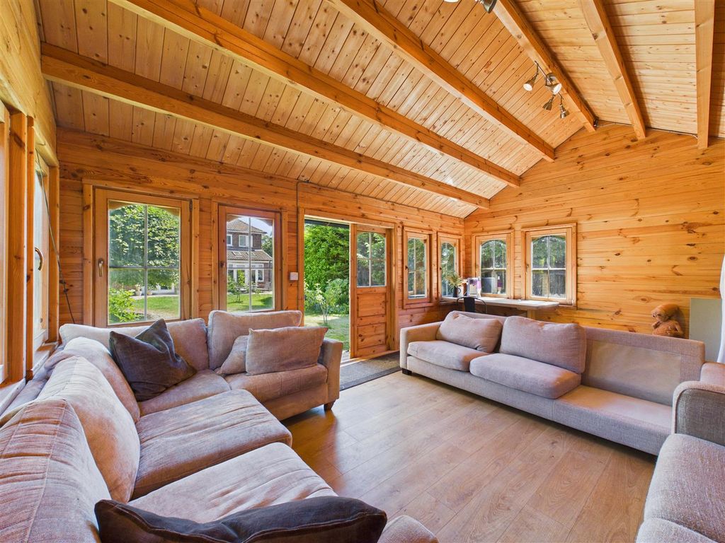 Property photo 3 of 30 Summerhouse