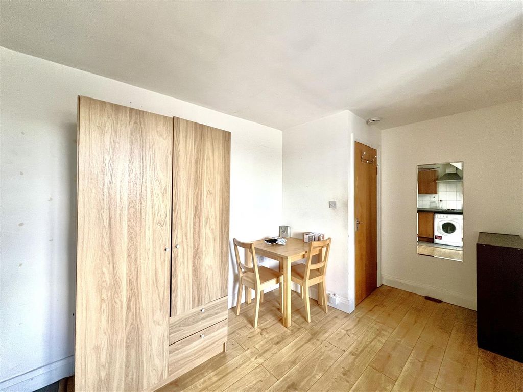 Property photo 3 of 6 Studio