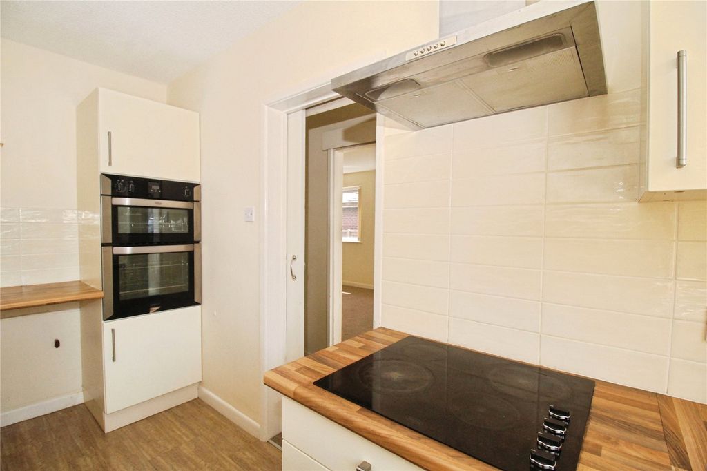 Property photo 3 of 11 Fitted Kitchen