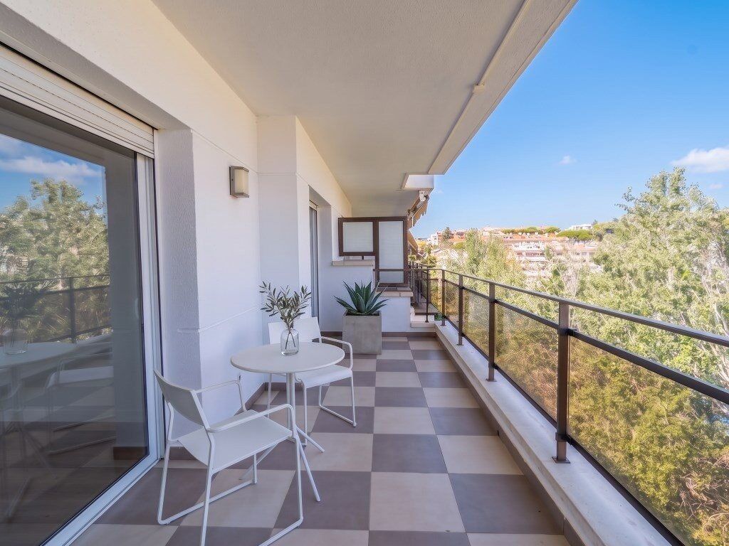 Property photo 1 of 22 Renovated Beachfront Apartment With Terrace