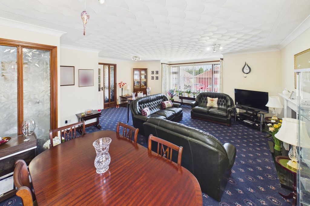 Property photo 2 of 17 Lounge / Dining Angle 1