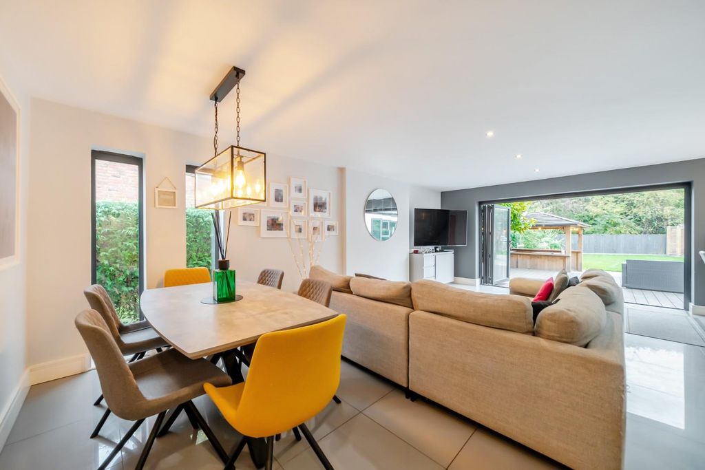 Property photo 3 of 20 Diner Through Living.Jpg