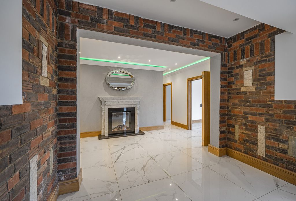 Property photo 3 of 25 Entrance Hall