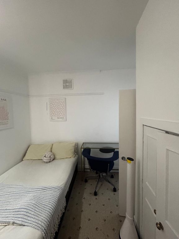 Property photo 3 of 12 Room 5- £850 Available 01/08/2026