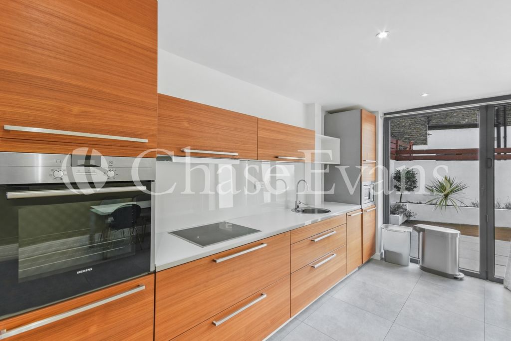Property photo 3 of 11 Kitchen