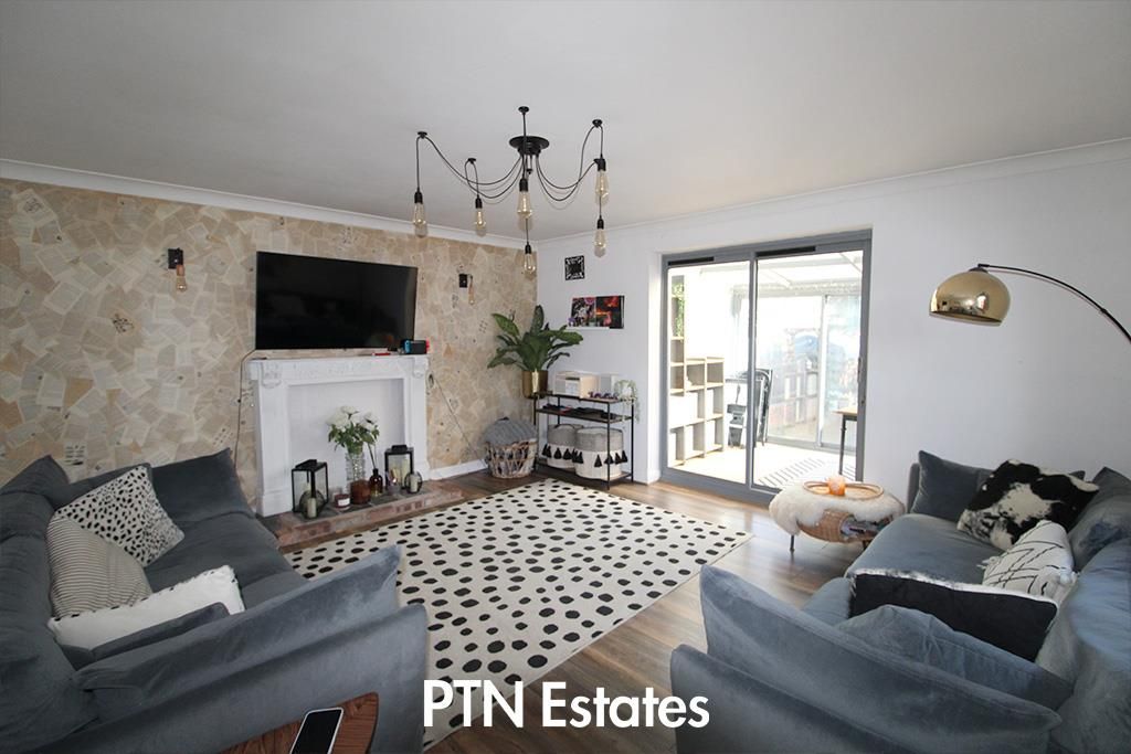 Property photo 3 of 11 Lounge .Jpg