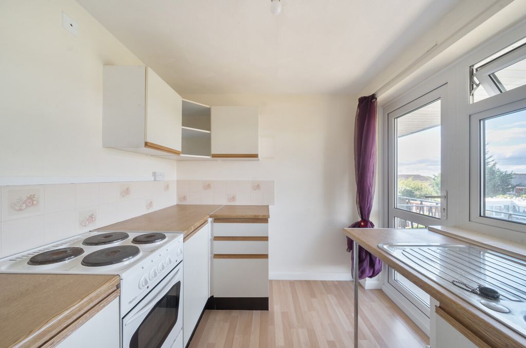 Property photo 2 of 12 1342306-12-689Dfe...