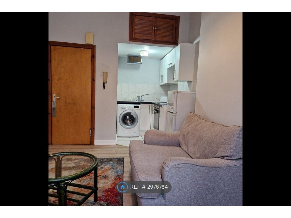 Property photo 2 of 10 Living Room/Kitchen
