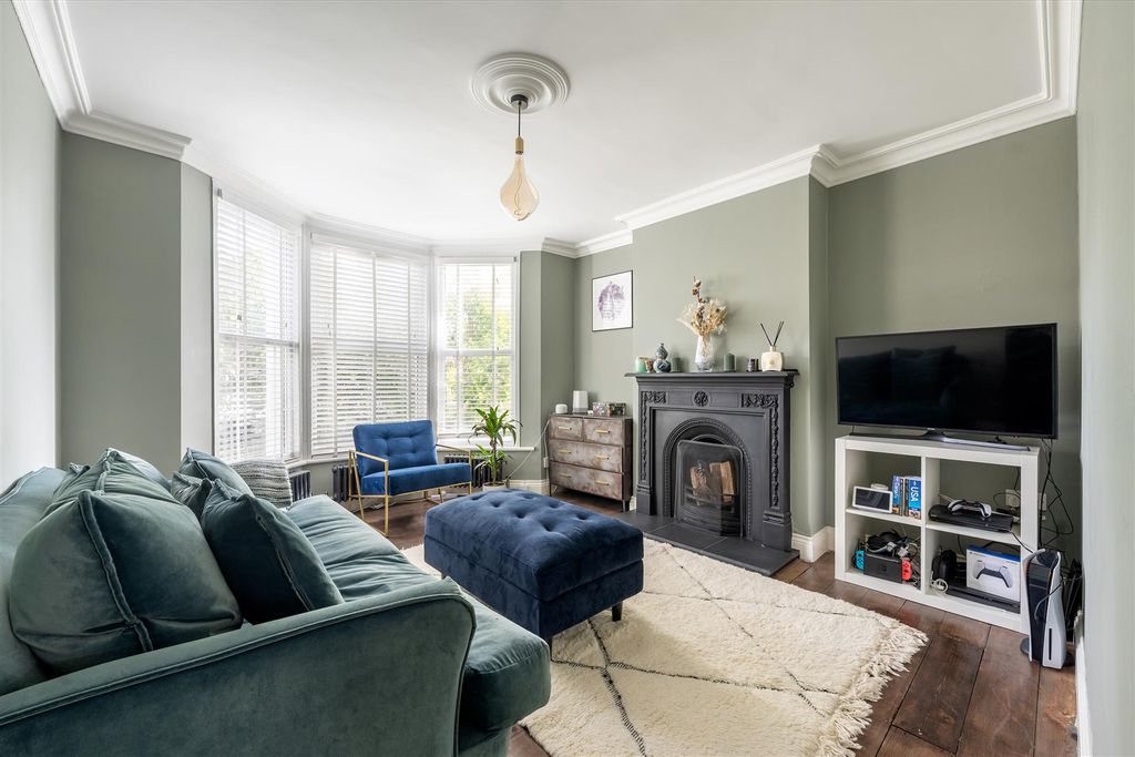 Property photo 2 of 35 Copeland Road E17