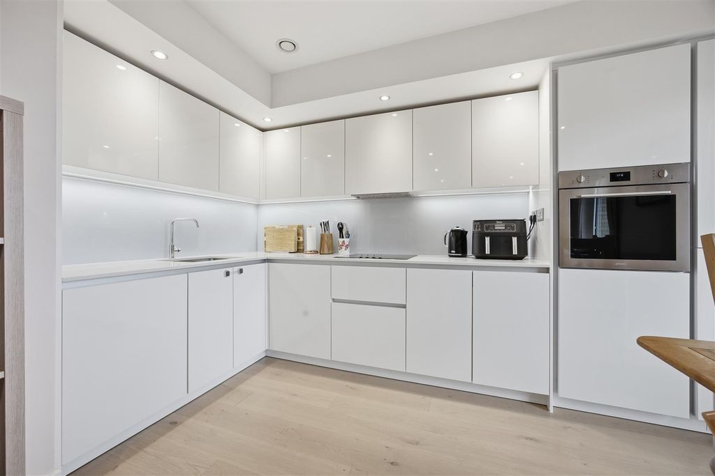 Property photo 3 of 19 Kitchen