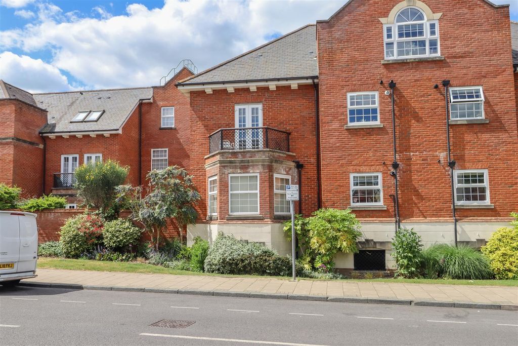 Additional image 21 of 2 bed flat for salePotters Place, Horsham RH12